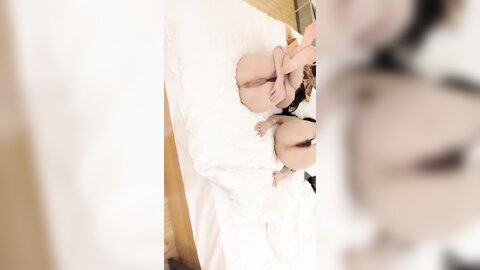 双飞两漂亮闺蜜 身材苗条 无毛鲍鱼粉嫩 被大哥无套输出 多毛美女貌似闯红灯了