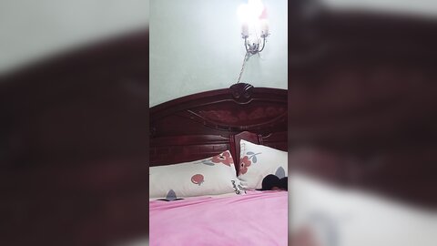 清纯可爱露脸的小美眉颜值不错一个人精彩大秀直播，听狼友指挥性感的情趣内衣黑丝诱惑，揉奶玩逼自己抠好骚