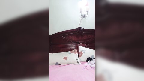 清纯可爱露脸的小美眉颜值不错一个人精彩大秀直播，听狼友指挥性感的情趣内衣黑丝诱惑，揉奶玩逼自己抠好骚