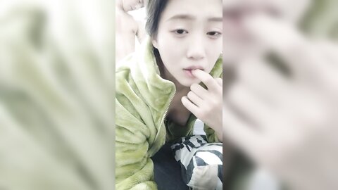 漂亮大奶小姐姐吃鸡啪啪 那我射哪里你嘴里 皮肤白皙 在家被大鸡吧帅气男友无套输出 不能内射 射了一脖子