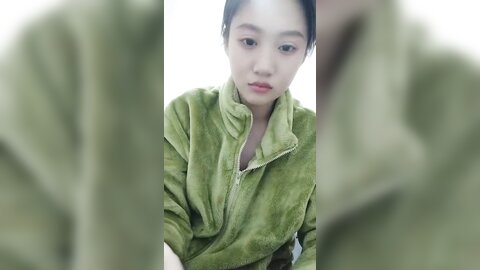 漂亮大奶小姐姐吃鸡啪啪 那我射哪里你嘴里 皮肤白皙 在家被大鸡吧帅气男友无套输出 不能内射 射了一脖子