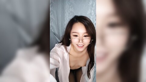眼镜极品骚御姐，衬衣黑丝高跟鞋，Ol风十足，道具自慰被炮友操，骑乘位爆草骚逼，站立大长腿后入