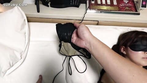 4522368 30% OFF!!![first shot]****zynxzjo* Hiyori (18) 146 cm 37 kg Cute with 2 experience. First time raw penetration, first time inside. After being left to play with a sucking thing in, she gets anal penet...