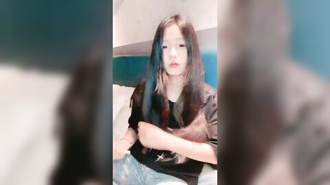 ❤❤清纯尤物美少女，酒店炮友操逼，妹妹很听话，干净粉嫩小穴，抬起腿就是操，搞完跳蛋自慰