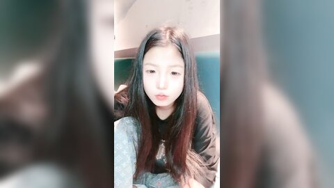 ❤❤清纯尤物美少女，酒店炮友操逼，妹妹很听话，干净粉嫩小穴，抬起腿就是操，搞完跳蛋自慰