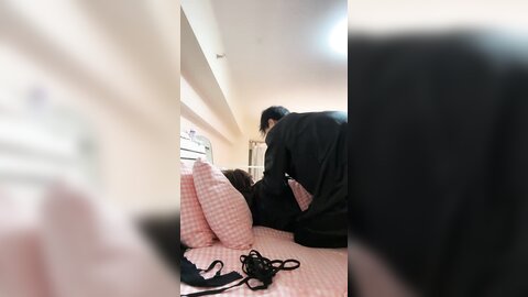 ❤️❤️呆萌眼镜良家美少女，大姨妈闯红灯，男友操无毛小骚逼，特写埋头吃屌，怼入嫩穴一顿输出，道具爆菊花