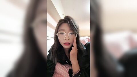 ❤️❤️呆萌眼镜良家美少女，大姨妈闯红灯，男友操无毛小骚逼，特写埋头吃屌，怼入嫩穴一顿输出，道具爆菊花