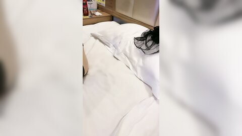 ❤️❤️酒店双飞名场面，两个大长腿小姐姐，性感连体丝袜，女女舌吻调情，翘起屁股爆菊，轮流操骚逼