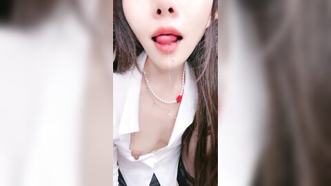 丝袜高跟露脸无毛白虎逼美女的诱惑，跟狼友互动撩骚，掰开骚穴特写展示，揉奶玩逼自己抠，浪叫呻吟精彩刺激