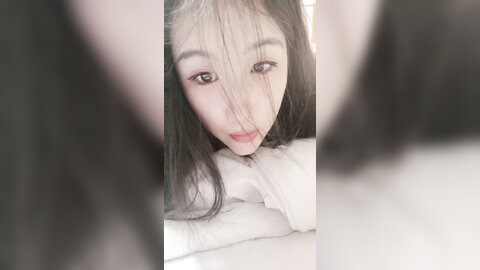 床上的极品尤物，全程露脸跟大哥激情啪啪，口交大鸡巴让大哥舔逼，狼牙指套抠逼淫水拉丝，淫声荡语各种爆草