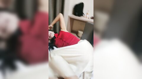 床上的极品尤物，全程露脸跟大哥激情啪啪，口交大鸡巴让大哥舔逼，狼牙指套抠逼淫水拉丝，淫声荡语各种爆草