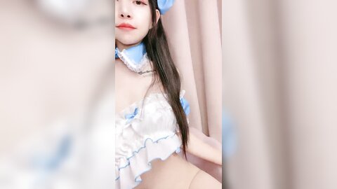 白丝情趣露脸，性感的无毛白虎逼美女精彩直播大秀，全程露脸揉奶玩逼手指抠进去了，水多多特写展示不要错过