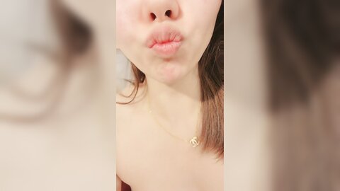 很有味道的大姐姐露脸直播，干净的逼逼水嫩丝滑，露脸展示特写逼逼自己抠的骚穴淫水直流，自己舔好骚啊刺激