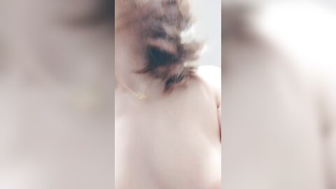 很有味道的大姐姐露脸直播，干净的逼逼水嫩丝滑，露脸展示特写逼逼自己抠的骚穴淫水直流，自己舔好骚啊刺激