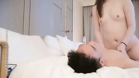 高颜值小姐姐 不戴套好舒服 要加钱 那还是戴吧 你操快点啊用力干我 身材苗条大长腿皮肤超白鲍鱼超粉 最后被无套内射
