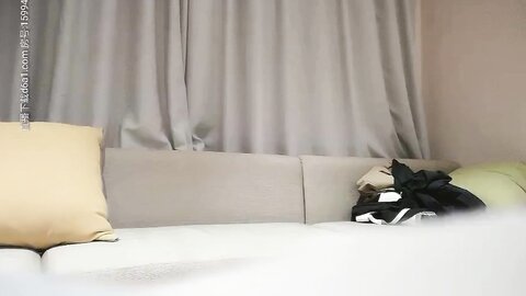 高颜值小姐姐 不戴套好舒服 要加钱 那还是戴吧 你操快点啊用力干我 身材苗条大长腿皮肤超白鲍鱼超粉 最后被无套内射