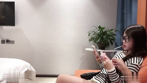 7新片速递❤️探花鸠摩智3000网约戴眼镜的邻家精神小妹，刚满18岁圆润的胸部手感好