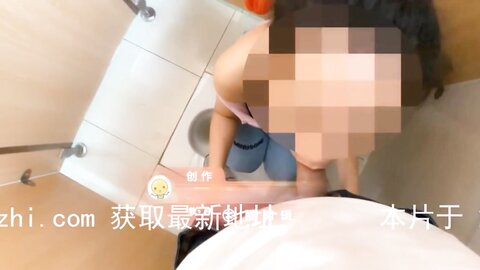 惊险！星巴克旁边的公厕，正在吃鸡吧，突然进来人了，贵在真实
