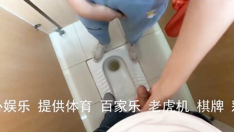 惊险！星巴克旁边的公厕，正在吃鸡吧，突然进来人了，贵在真实