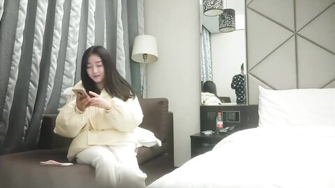 漂亮巨乳美眉 啊好深 小妹妹被你干痛了我不行了 身材超丰满大奶子大肥臀 骚逼抠的受不了被偷偷无套输出