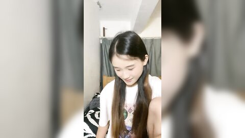 珊珊超甜，全程露脸穿着性感的情趣装撩骚狼友，揉奶玩逼道具抽插骚穴，淫水多多，淫声荡语不断精彩不要错过