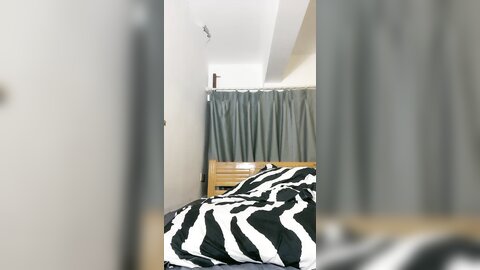 珊珊超甜，全程露脸穿着性感的情趣装撩骚狼友，揉奶玩逼道具抽插骚穴，淫水多多，淫声荡语不断精彩不要错过