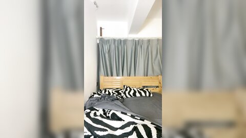 珊珊超甜，全程露脸穿着性感的情趣装撩骚狼友，揉奶玩逼道具抽插骚穴，淫水多多，淫声荡语不断精彩不要错过