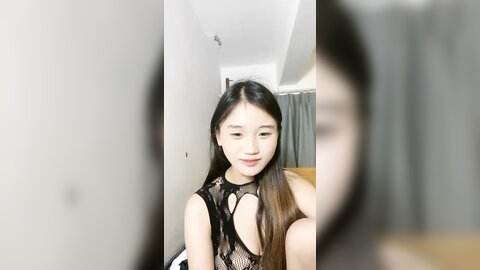 珊珊超甜，全程露脸穿着性感的情趣装撩骚狼友，揉奶玩逼道具抽插骚穴，淫水多多，淫声荡语不断精彩不要错过