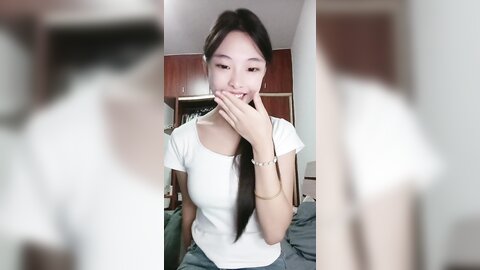 甜美大学生完美好身材，慢慢脱光了诱惑狼友好刺激，揉奶玩逼看特写，撅着屁股让狼友干，精彩刺激不要错过