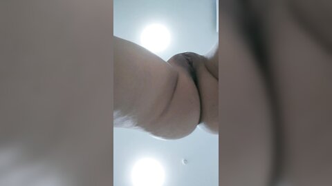 粉嫩嫩的少女，露脸颜值很高还有点小才艺，艳舞诱惑无毛白虎逼，道具抽插高潮冒白浆，淫水多多浪叫呻吟不止