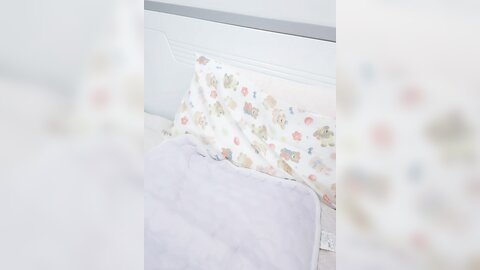 粉嫩嫩的少女，露脸颜值很高还有点小才艺，艳舞诱惑无毛白虎逼，道具抽插高潮冒白浆，淫水多多浪叫呻吟不止