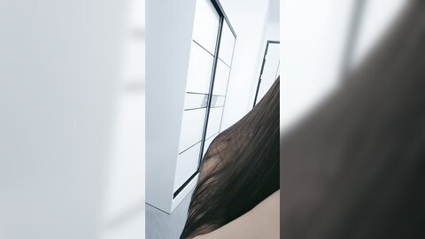 粉嫩嫩的少女，露脸颜值很高还有点小才艺，艳舞诱惑无毛白虎逼，道具抽插高潮冒白浆，淫水多多浪叫呻吟不止
