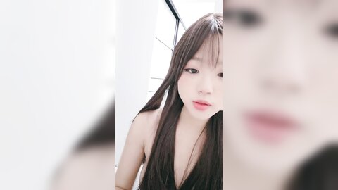 粉嫩嫩的少女，露脸颜值很高还有点小才艺，艳舞诱惑无毛白虎逼，道具抽插高潮冒白浆，淫水多多浪叫呻吟不止