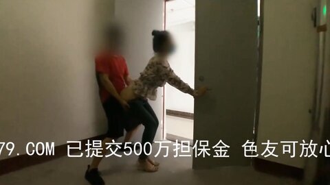 让我去她家艹，先在楼道后入，再去她家沙发接着干