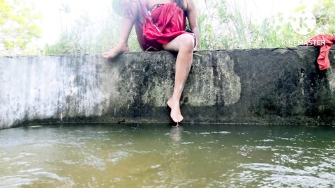 Sri Lankan Hot Girl Bathing