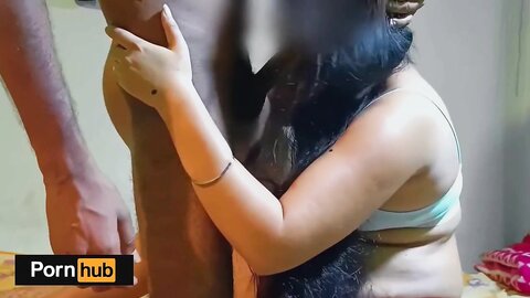 उत्तेजना से भरी एक देसी लड़की को मुखमैथुन दे कर योनि में संभोग किया कुत
