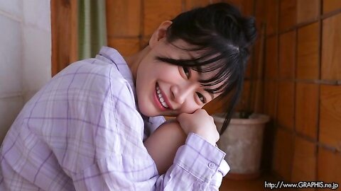 Graphis Gals – Uta Hibino 響乃うた Refreshing Smile Clip 03