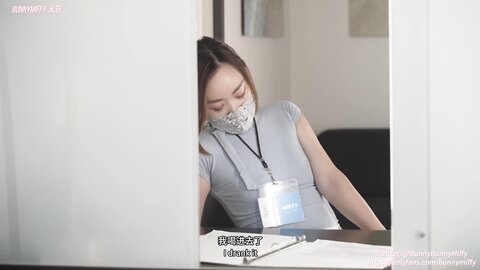 气质尤物女神《米菲兔》银行职员一边给客户办理业务一边柜台内偷偷做爱