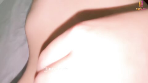 白虎美穴小萝莉『小欣奈』✅纯欲白丝长筒袜 双马尾小萝莉被大鸡巴哥哥按在床上 掰开嫩穴爆操小嫩逼