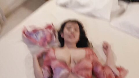 巨乳美女 身材苗条 无毛小鲍鱼 被大洋吊无套输出 简单粗暴 勒着脖子后入猛怼 最后口爆吃精