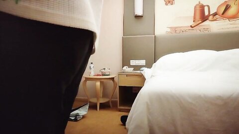 猥琐哥酒店重金约炮身材丰满的小姐姐❤️换上情趣黑丝各种姿势啪啪