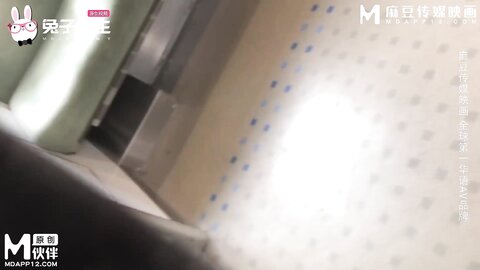 兔子先生TZ-176樱花妹性爱实录EP21地铁偶遇短裙JK