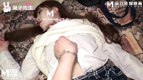 兔子先生TZ-176樱花妹性爱实录EP21地铁偶遇短裙JK