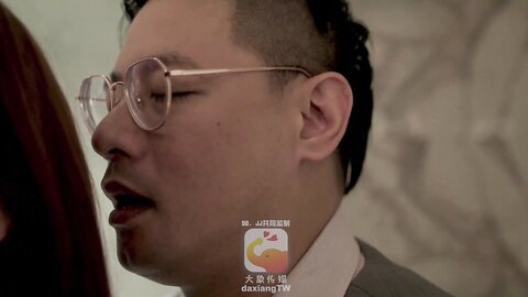 大像传媒DA-63清純爆乳秘書在桌底挑弄上司