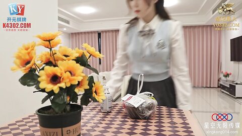 星空传媒XKKY018清纯学妹偶遇同学带回家