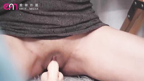 蜜桃影像EMX064纯欲小妹忍不住偷看哥哥身体