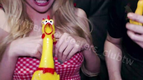 ⚫️⚫️【11月新品福利】国产顶级淫啪组织【公鸡俱乐部】长视频系列，女神【吴芳宜】终于来公鸡玩了，探花恩凯出战3P