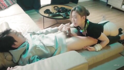 漂亮美眉 你这么喜欢用奇特的姿势做爱吗 身材娇小皮肤超白 被小哥多姿势猛怼白虎粉鲍鱼