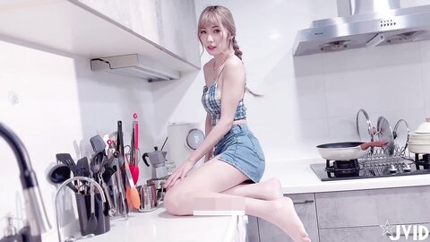 [JVID] 芷萱 - 超大尺度私拍，斯文青春廚娘，四點全露
