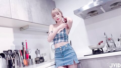 [JVID] 芷萱 - 超大尺度私拍，斯文青春廚娘，四點全露